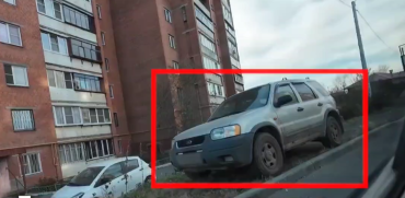 Фото Челябинцев, паркующих автомобили на газонах, оштрафовали на сумму свыше 440 тысяч рублей