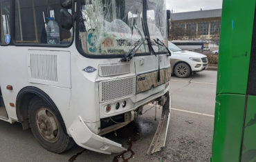Фото В Челябинске на Свердловском проспекте столкнулись «Волгабус» и «ПАЗ»