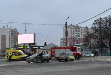 Фото В утреннем ДТП в Челябинске на Комарова пострадала девочка 2020 года рождения