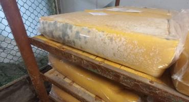 Фото Златоустовский молочный завод выдавал чужую продукцию за свою и изготавливал сыры из просрочки