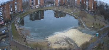 Фото На ещё не застывший пруд Девичьи слёзы нагрянули школьники