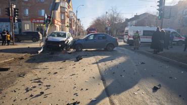 Фото В Коркино иномарка влетела в бетонный столб рядом с поликлиникой
