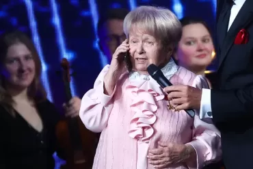 Фото Владимир Путин поздравил Александру Пахмутову с 96-летием по телефону во время концерта