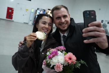 Фото В аэропорту Челябинска встретили чемпионку Сурдлимпийских игр в Токио Алину Поздееву