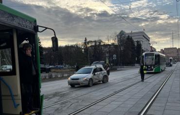 Фото В центре Челябинска в ДТП с автобусом пострадала автомобилистка