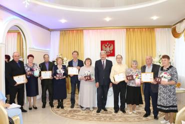 Фото Пять семей Еткульского района награждены знаком отличия «Семейное счастье»