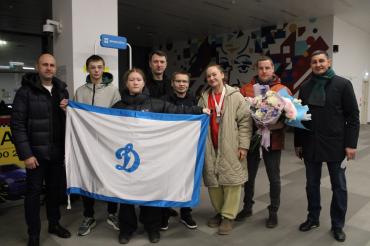 Фото Чемпионку из челябинского «Динамо» Таисию Кирееву встретили в аэропорту с золотой медалью