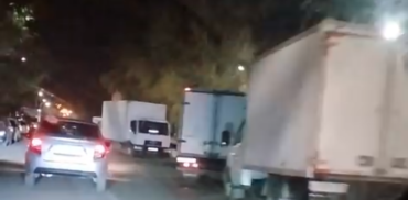 Фото Челябинцы просят запретить парковку грузового транспорта на проезжей части рядом с хлебокомбинатом