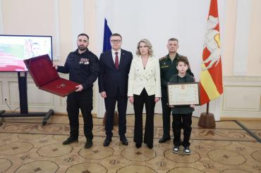 Фото  Алексей Текслер передал семье Героя России Даниила Махмудова «Золотую Звезду»