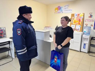 Фото Полицейские Челябинской области посетили семьи погибших коллег в День памяти