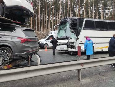 Фото В ДТП с участием автобуса и автовоза под Миассом пострадали семь человек
