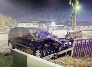 Фото В Челябинске пьяный водитель врезался в электроопору