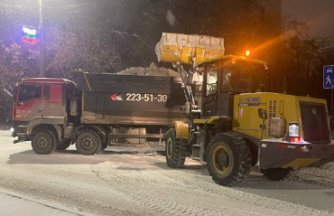Фото В Челябинске борются с последствиями ночного снегопада