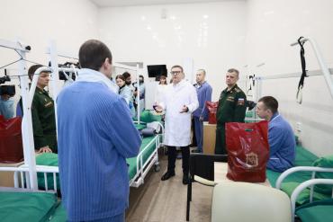 Фото Участников СВО в военном госпитале Челябинска с Новым годом поздравил Алексей Текслер