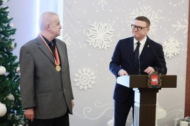 Фото Директор 31-го лицея Челябинска Александр Попов стал почётным гражданином региона