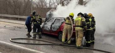 Фото В Магнитогорске вспыхнула попавшая в ДТП легковушка