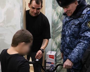 Фото Начальник ГУФСИН исполнил мечту маленького челябинца
