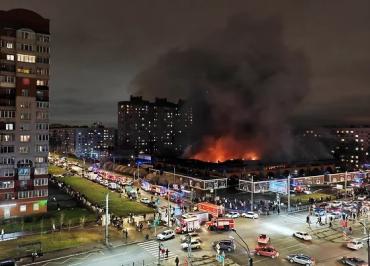 Фото Что известно о пожаре на Правобережном рынке в Санкт-Петербурге