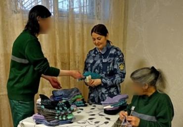 Фото Осуждённые челябинской колонии связали носки для участников СВО