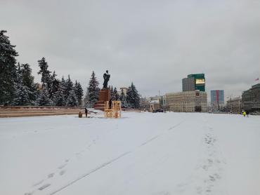 Фото Новый год близко: на площади Революции Челябинска уже строят горки