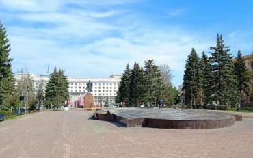 Фото В сквере на площади Революции в Челябинске срубят сухие деревья и посадят новые