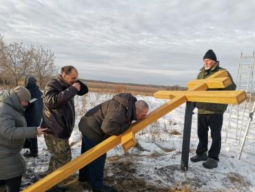 Фото Жители Тавранкуля установили новый Поклонный крест, взамен упавшего