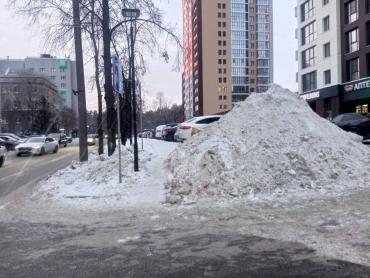 Фото Тротуар на Витебской в Челябинске после вмешательства городских властей избавили от «сугроба»-гиганта