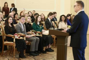 Фото Забота о людях и родном крае: 30 молодых лидеров Южного Урала получили награды в сфере молодёжной политики