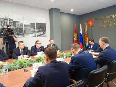 Фото В сквере на площади Революции Челябинска высадят молодые сосны