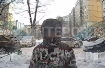 Фото В Челябинске подросток решил лизнуть панель домофона в 20-градусный мороз