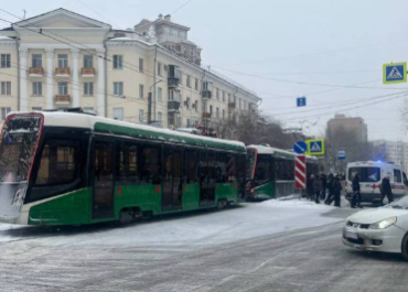 Фото В Челябинске на улице Орджоникидзе трамвай наехал на пешехода