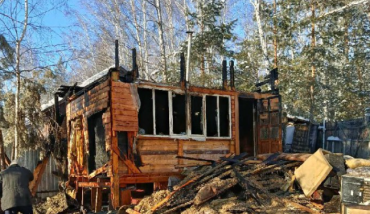Фото В посёлке Южный Горняк из-за неправильной эксплуатации печи сгорел дом
