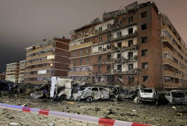 Фото В Адыгее после атаки украинского дрона загорелись многоэтажка и автомобили