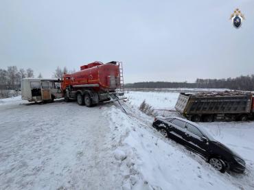 Фото Девять пассажиров госпитализировано после столкновения автобуса и грузовиков под Челябинском