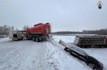 Фото ДТП с автобусом, бензовозом и грузовиком под Челябинском: подробности и видео от очевидца