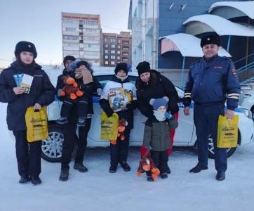 Фото «Полицейский Дед Мороз» в Магнитогорске: Мечта юного горожанина о патрульной машине стала реальностью