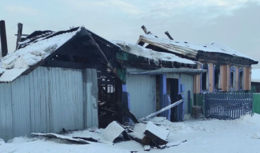Фото «Нашёл у ворот»: пожарный спас пожилую женщину на масштабном пожаре в Багаряке