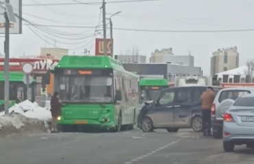 Фото В Челябинске в Шершнях столкнулись две легковушки и автобус