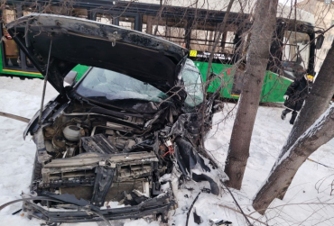 Фото В Челябинске спасатели помогли водителю «Фольксвагена» выбраться из авто после ДТП