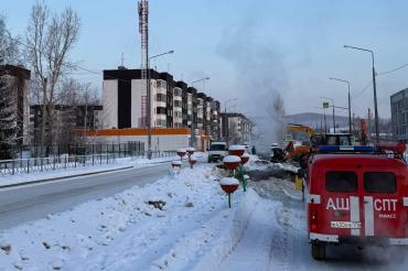 Фото В Карабаше устраняют крупную аварию на теплосетях: на помощь жителям пришли спасатели и металлурги