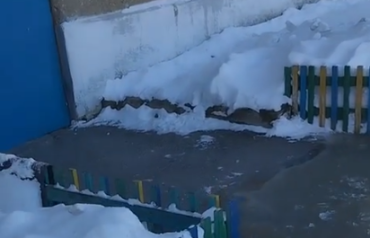Фото К жилому дому в селе Кизильское подступают канализационные воды