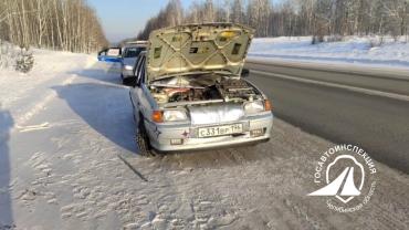 Фото При морозе до -36°C дорожные полицейские оказали помощь водителям сломавшихся машин