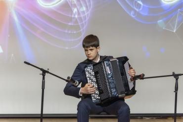 Фото ММК и БФ «Металлург» подарили Детской школе искусств «Камертон» музыкальные инструменты