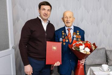 Фото Алексей Лошкин навестил столетнего ветерана Великой Отечественной войны