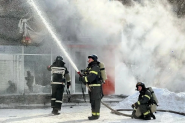 Фото В Миассе горит торговый центр «Малахит»