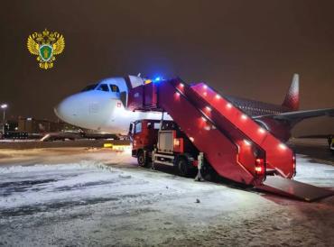 Фото Самолёт, следовавший из Екатеринбурга в Санкт‑Петербург, выкатился за пределы полосы в Пулково (ВИДЕО)