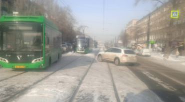 Фото В Челябинске водитель троллейбуса наехала на автобус, пострадала пассажир