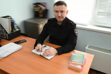 Фото В Копейске полицейский помог глухонемой девушке попасть домой