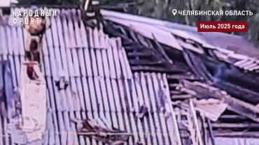 Фото В Челябинске прогоревшую крышу дома закрыли баннером вместо ремонта