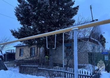 Фото Два человека погибли при пожаре в частном доме в поселке Зауральский